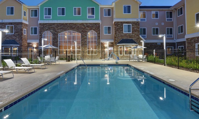 Lakeland Condo | Outdoor Pool. Free Breakfast. Only 15 Min to Downtown Lakeland.