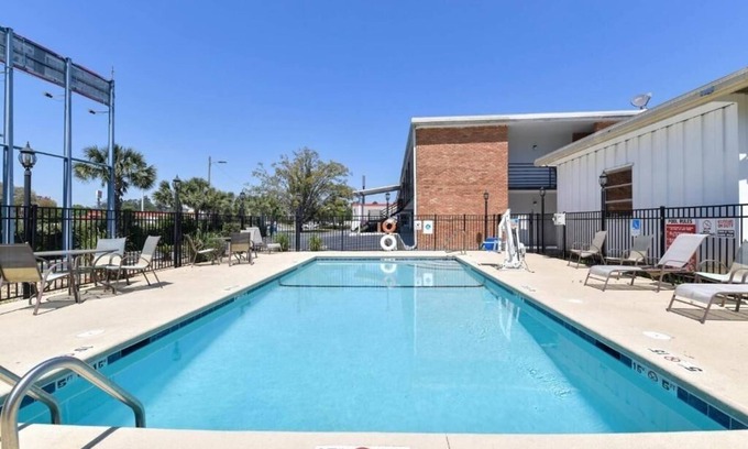 Valdosta Hotel | Outdoor Pool Stay Near Austins + Pets Welcome & Free Parking