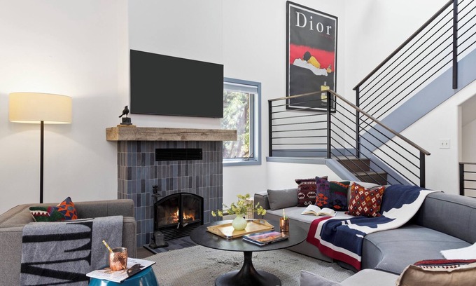 Jackson House | Outpost: Clark's Knoll 381 - Walk to Town Square