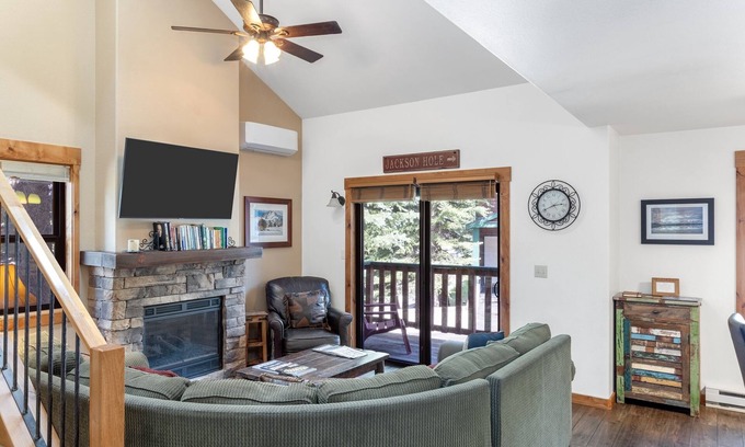 Jackson House | Outpost: Clark's Knoll 371 - Walk to Town Square