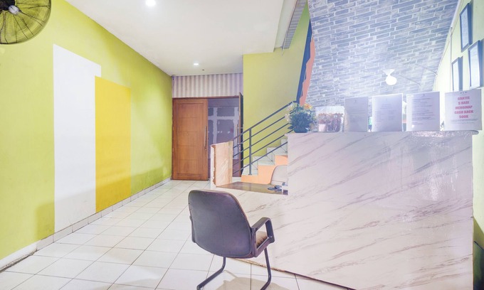 East Jakarta Hotel | OYO 93958 J&B Smart Jatinegara