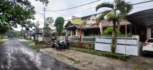 Setiabudi Hotel | OYO 94801 Pad Guest House
