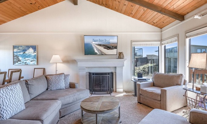 Watsonville House | Pajaro Dunes Resort: Family friendly home for 12 just steps away from the water!