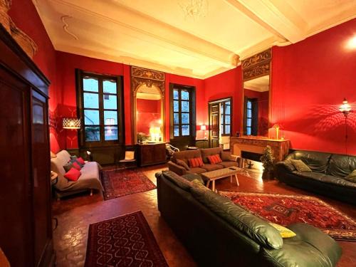 Avignon City Centre Apartment | Palais des Papes - Spacious Historic Apartment in Private Mansion ! Free PARKING Nearby ! Spacieux Appartement Historique dans Hôtel Particulier ! PARKING à proximité Offert !