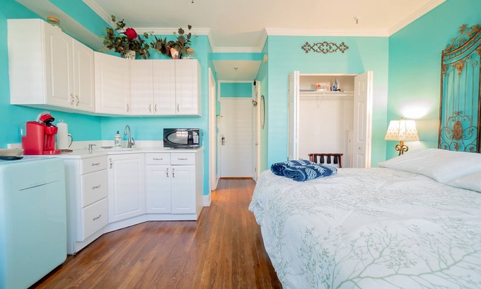Palm Beach - West Palm Beach Apartment | 🏝Palm Beach Island Condo-Hotel King Bed Studio Walk to Beach🏖