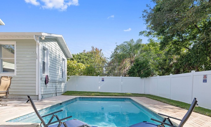 Palm Harbor House | Palm Harbor Retreat! Heated Pool, Game Room, Bikes, Kayaks & Near Beaches – Perfect Family Getaways!