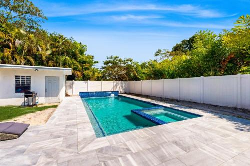 South Middle River House | Palm & Pool Retreat