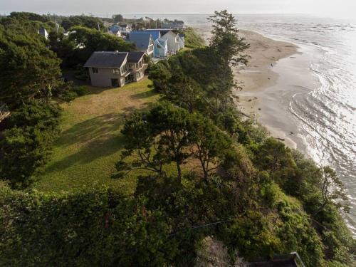Waldport House | Panoramic Promontory: Bay View Beach House