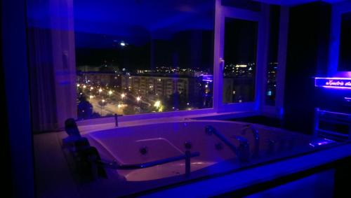 Centrul Nou Apartment | Panoramic Studio - Jacuzzi & Parking