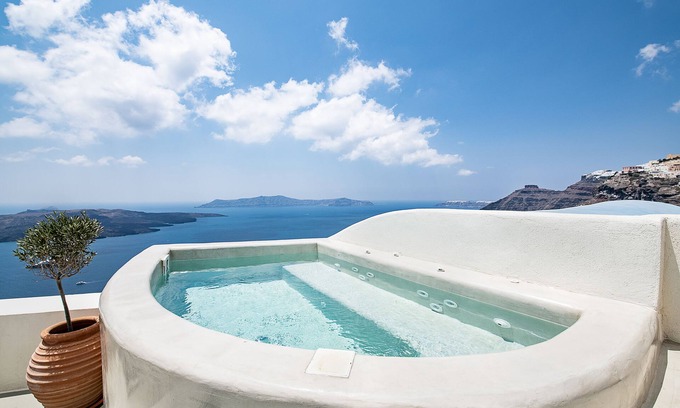 Fira Hotel | Pantelia Suites