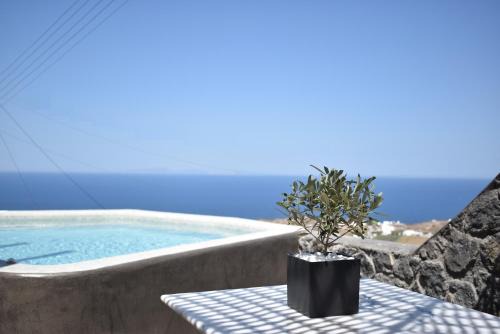Vourvoulos Apartment | Panthea Suite Santorini - Private pool