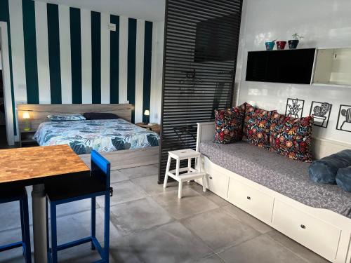 Rozzano Apartment | Papero rosso
