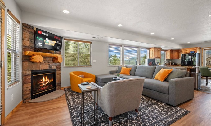 Eden Condo | Paradise Adventures MH1110A|Pool |Hot Tub |100" TV