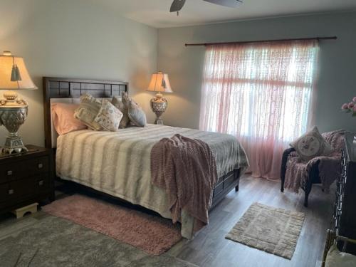 Ocala House | Paradise in the City Near W.E.C. Shopping Eating No smokers Vegan