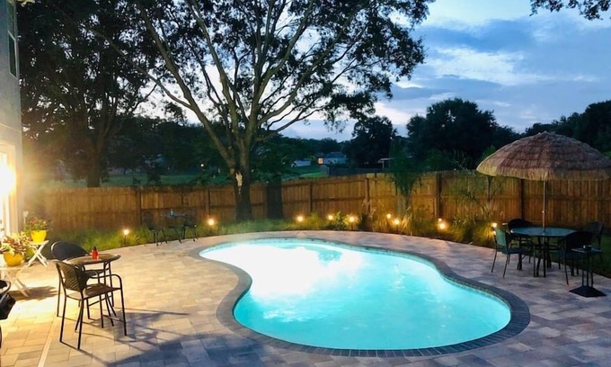 Seffner Community Alliance House | Paradise Villa Heated POOL, Hot Tub, BBQ & Fire Pit