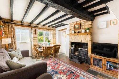 Bourton-on-the-Hill House | Pass the Keys Cosy Cottage 17th century Garden Parking