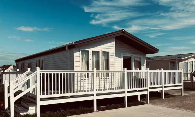 Lydd-on-Sea Apartment | Pass the Keys | Luxury Lodge