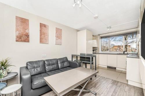 Stepney Green Apartment | Pass the Keys Modern Apartment by Whitechapel Hospital