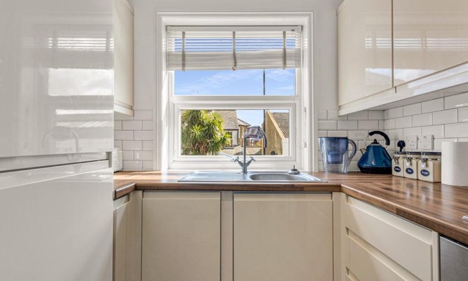 Herne Bay Apartment | Pass the Keys Stylish period seaside apartment direct sea view