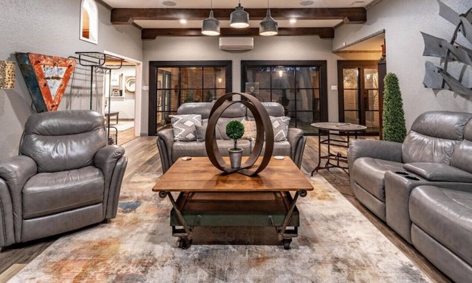 North by Northwest House | PB&J Getaway - 3BR/2BA - Courtyard Farmhouse