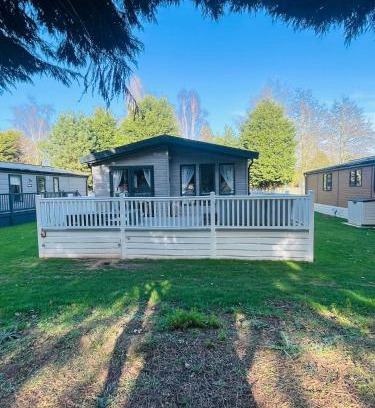 Allerthorpe House | Peace Lodge with Hot Tub