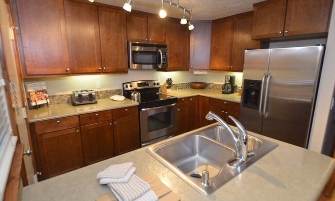 Tennis Village Condo | Peaceful Escape with Outdoor Deck, Hot Tub & A/C