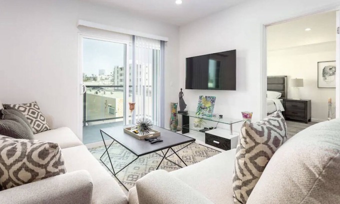 Pico-Union Apartment | Peaceful Getaway in the Heart of K-Town 2B+2B