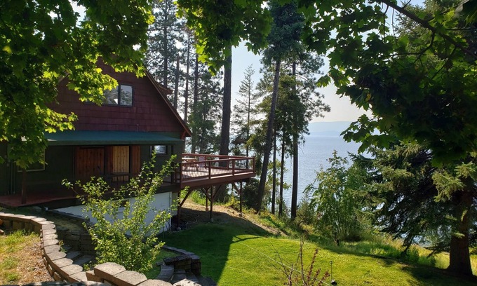 Bigfork House | Peaceful home enveloped in a quiet, scenic landscape adjacent to a rocky beach.