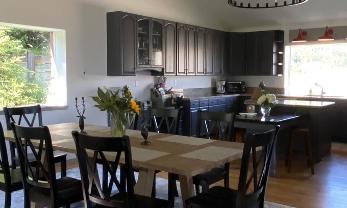 Jackson House | Peaceful Home, Minutes to Town Square, Mountains and Hiking Right from Your Door