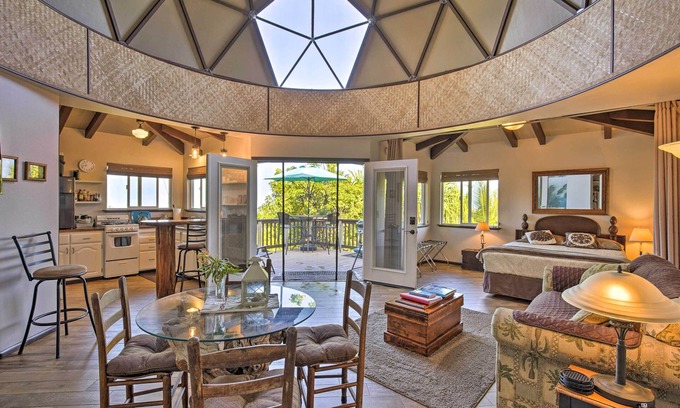 Captain Cook Apartment | Peaceful Miloli'i Cottage w/Ocean & Sunset Views!