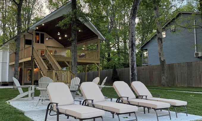 Florence House | Peaceful Shoal Creek Retreat - Sleeps 14, Lakefront Views!