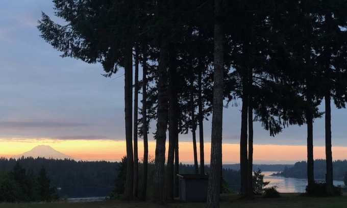 Shelton House | Peaceful, Tranquil Getaway Overlooking Puget Sound