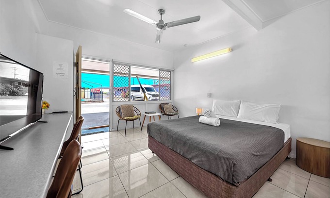 Bowen Hotel | Pearly Shell Motel