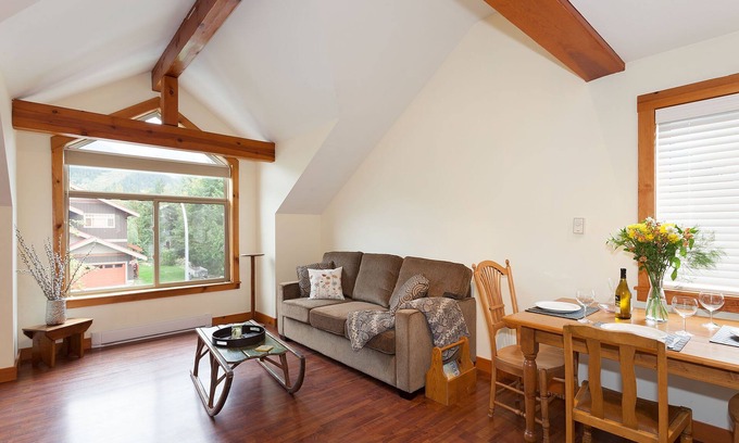Pemberton Apartment | Pemberton Valley 1 bedroom suite with king size bed WIFI amazing views