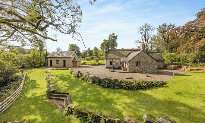 Bontnewydd Cottage | Penpompren is a beautiful thatched cottage located in the Cambrian Mountains.
