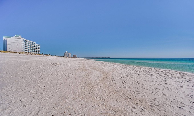 Villa Sabine Condo | Pensacola Beach 1 Bed Sleeps 6 Modern Loft