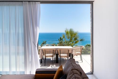 Eforie Nord Apartment | Penthouse Deosebit Frontal la Mare, pe Faleza din Eforie Nord - Situat la etajul 4 în locația Amaris Aparthotel