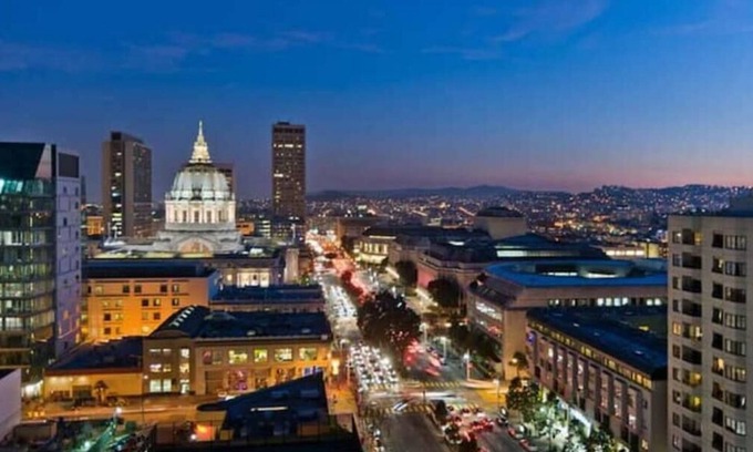 Tenderloin Apartment | Penthouse Studio w BBQ and Rooftop Deck - San Francisco Life Real Estate