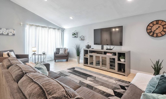 Pima Meadows House | Perfect for Business or Pleasure! Private Pool, Close to Spring Training, Old Town Scottsdale & ASU!