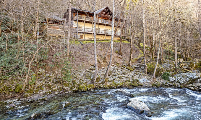 Gatlinburg - Pigeon Forge Cabin | Perfect on River, 4 EnSuite Kings w HotTub Firepit