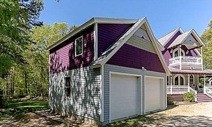East Chop Apartment | Perfect one bedroom garage apartment with A/C