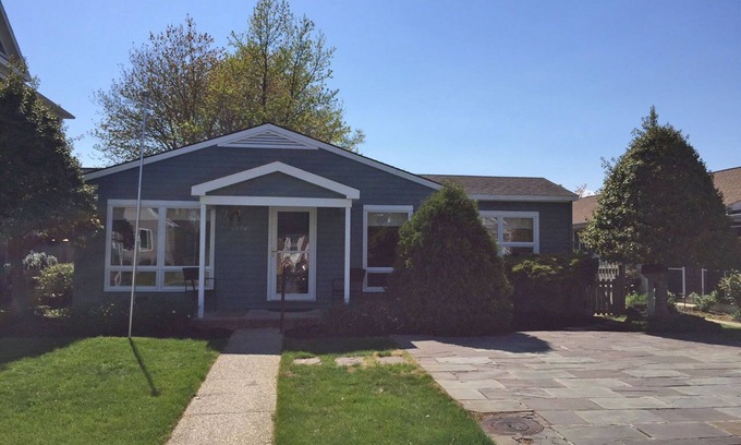 Country Club Estates House | Perfection, Renovated Throughout - great in-town location sleeps 6