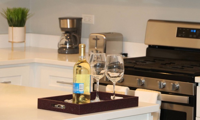 Tri-Taylor Apartment | Perignon Castle Chicago 1BD 1BATH with Free Street Parking