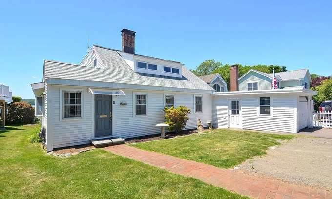 Gloucester House | Perrywinkle: Waterfront on Rocky Neck