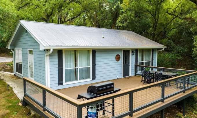 Kyle House | Pet Friendly 5 Homes Fire Pit Sleeps 30!