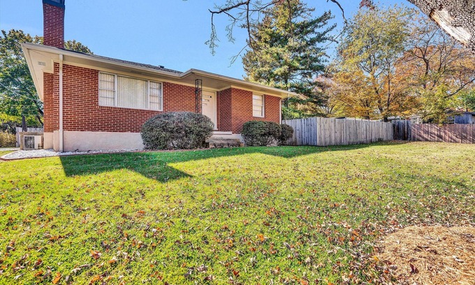 Roanoke House | Pet-friendly and close to restaurants, shopping and hospitals