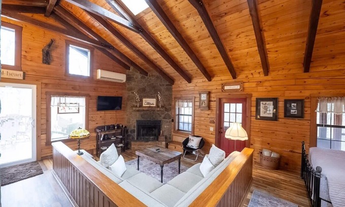 Eureka Springs Cabin | Pet Friendly Cabin! Fire Pit, Mountains, Trails