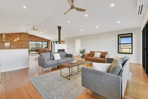 Eglinton House | Pet-Friendly Paradise Retreat with Pizza Oven
