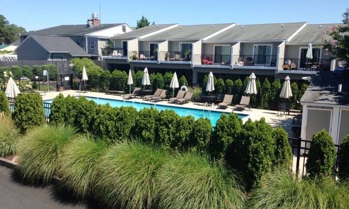 Country Club Estates Condo | Pet Friendly Rehoboth Beach 2BR Sleeps 8 Townhouse w/Pool & Parking