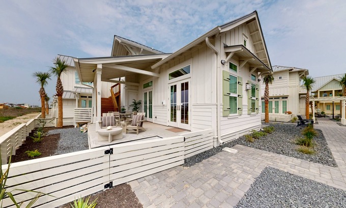 Port Aransas Cabin | Pet Friendly, Resort Style Pools, Golf Cart Boardwalk to Beach
